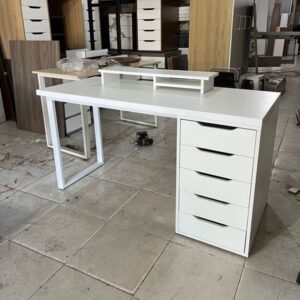 Bàn làm việc có hộc tủ màu trắng thanh lý
