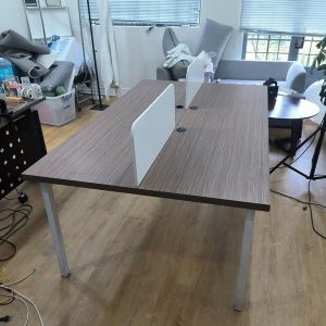 Bàn làm việc 4 chỗ có vách ngăn cũ