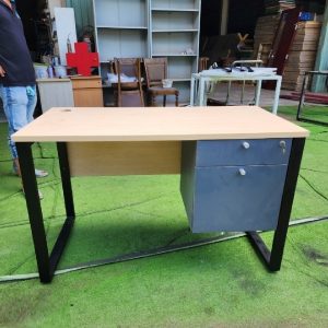 Bàn làm việc nhân viên 1m2 chân sắt cũ
