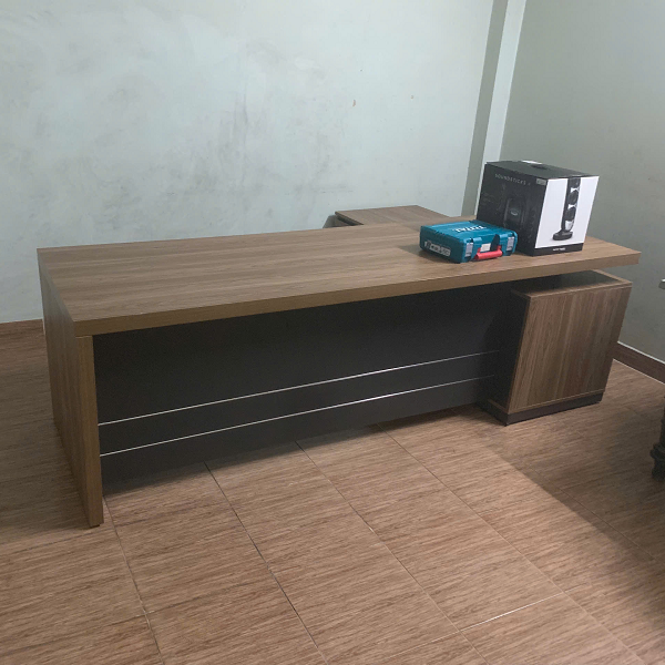 ban giam doc chu l 2m4 x 1m6 gia re Bàn giám đốc chữ l 2m4 x 1m6
